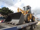 GESTORA ALINE RECEBE PÁ CARREGADEIRA PARA O MUNICÍPIO