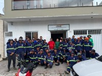 EQUIPE DE LIMPEZA URBANA RECEBE CAFÉ DA MANHÃ PARA COMEMORAR DIA DO GARI